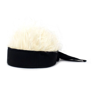 Détail du bonnet perruque en fausse fourrure noire et blanche avec sangles réglables