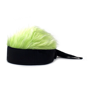 Détail d'un bandeau de sport noir avec fausse fourrure vert néon pour cosplay et fêtes