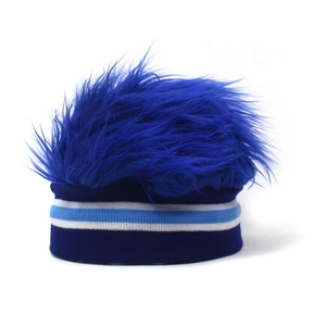 Textura detallada de un gorro de punto a rayas azules con pelo de peluca en la parte superior
