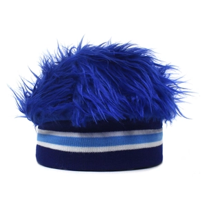 Detalle del gorro con peluca azul mostrando la textura de pelo largo y el borde de punto raya