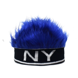 Dettaglio dei capelli sintetici blu brillante e ricamo NY sulla fascia in maglia nera