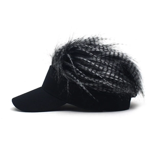 Visière noire créative avec faux cheveux noir et blanc pour le golf et les loisirs