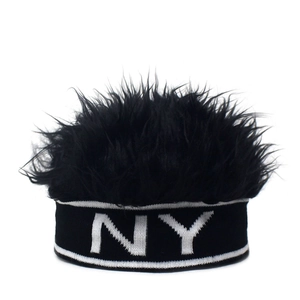 Dettaglio del berretto parrucca nero creativo con fascia in maglia con lettere NY bianche
