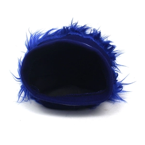 Detalle de la textura de piel sintética gruesa y borde de punto del gorro azul