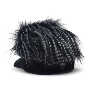 Casquette de baseball noire avec fausse fourrure rayée grise style punk hip-hop