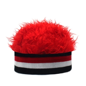 Detalle del gorro de punto a rayas con pelo de piel sintética rojo vibrante arriba