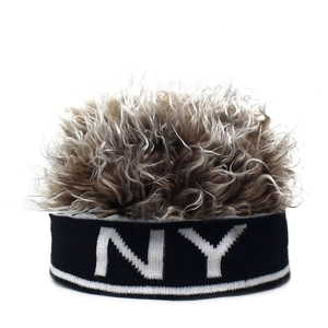 Dettaglio del cappello in maglia con ricamo NY e parrucca sintetica marrone soffice
