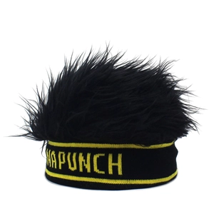 Detail van de zwarte gebreide hoofdband met pruik van synthetisch haar en SNAPUNCH-tekst