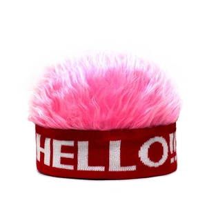 Détail de la perruque rose pelucheuse avec bandeau tricoté rouge et texte HELLO blanc