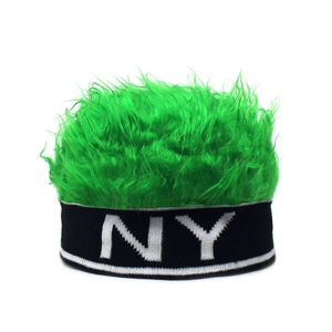 Dettaglio del berretto parrucca verde neon con fascia in maglia nera e ricamo NY bianco