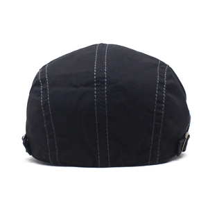 Dettaglio vista posteriore cappello in cotone con cuciture grigie e fibbie metalliche regolabili
