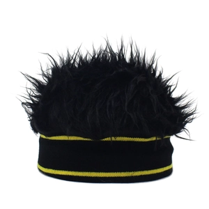 Detail van grappige gebreide muts met zwart faux fur pruik en gele horizontale strepen