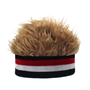 Primer plano de gorro de punto a rayas con peluca de pelo sintético marrón estilo hip-hop