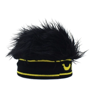 Detail van gebreide muts met zwart imitatiebont en geel hoefijzerlogo voor winter
