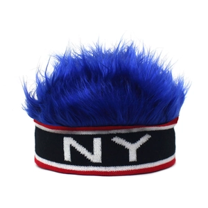 Dettaglio della parrucca blu brillante con fascia in maglia tricolore ricamata NY