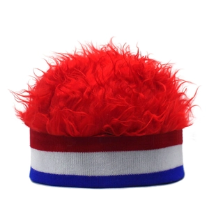 Detalle de gorro con peluca roja con tejido de rayas tricolores y pelo sintético