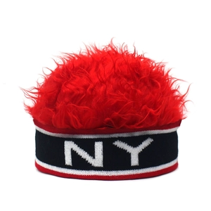 Dettaglio del cappello parrucca rosso in peluche con ricamo NY e fascia in maglia