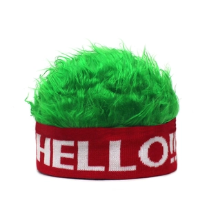 Détail du bonnet perruque vert avec bandeau rouge en tricot et inscription HELLO blanc