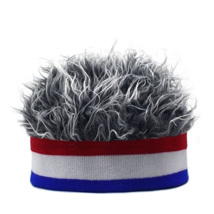 Detalle de la diadema tejida a rayas azul blanco rojo con peluca gris de pelo sintético