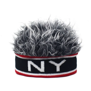 Berretto parrucca grigio riccio con fascia nera lettere NY e striscia rossa street style