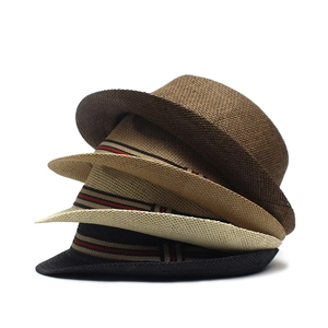 Chapeaux de paille classiques en quatre couleurs avec ruban rayé pour les vacances d'été