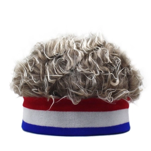 Detalle de gorro con peluca gris y banda de punto a rayas rojas blancas y azules