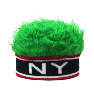 Dettaglio del berretto parrucca verde creativo con scritta New York NY e trama a maglia