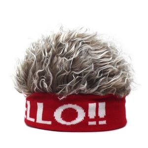Détail du bandeau en tricot rouge avec texte Hello blanc et perruque grise synthétique