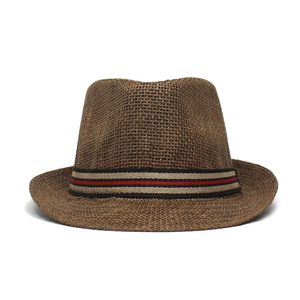 Détail de la texture d'un chapeau de paille tissé et de son ruban rayé pour l'été