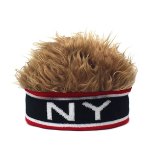 Dettaglio fascia NY con parrucca marrone, accessorio per cappello in maglia da festa