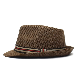 Gros plan détaillé d'un chapeau fedora en paille marron avec ruban tricolore