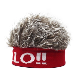 Détail du bandeau tricoté rouge avec texte Hello Love et extension de perruque grise