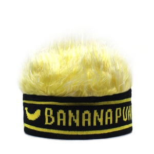 Detail van zwarte gebreide hoofdband met geel kunsthaar en BANANAPUN-tekstlogo erop