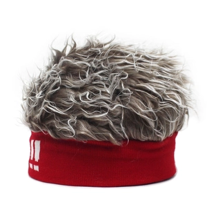 Détail du bandeau en tricot rouge avec cheveux synthétiques gris bouclés pour déguisements
