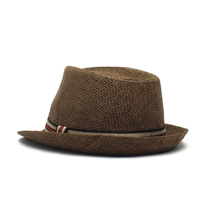 Détail du tissage de ce chapeau de paille marron foncé avec ruban rayé rouge et blanc