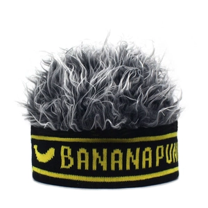 Grappige gebreide muts met grijs kunsthaar en zwarte hoofdband met BananaPun-logo