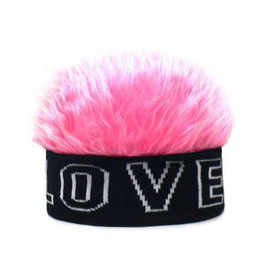 Bonnet perruque en fausse fourrure rose avec logo LOVE tricoté noir sur fond blanc