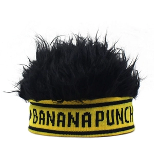 Unieke gebreide muts met zwarte pruik van imitatiebont en gele Banana Punch hoofdband