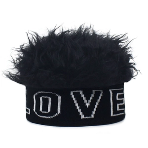 Bonnet tricoté drôle avec lettres LOVE blanches et haut en fausse fourrure noire