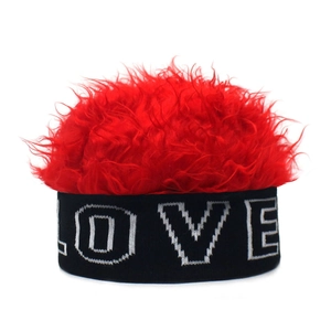Détail du bonnet créatif en peluche rouge avec bord en tricot noir et lettres LOVE