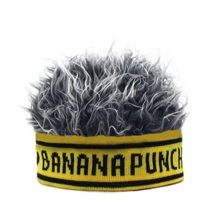 Detail van Banana Punch-tekst op gele gebreide hoofdband met grijze pluizige pruik-top