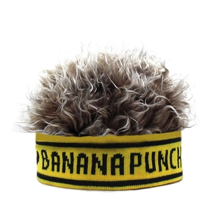 Detail van pluizige pruik hoofdband met geel breiwerk en Banana Punch tekst