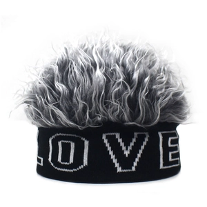 Détail du bonnet en tricot noir avec texte LOVE et perruque bouclée grise sur le dessus