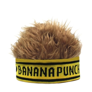 Macro detail van bruine pruikmuts met gele Banana Punch hoofdband voor hiphop streetstyle