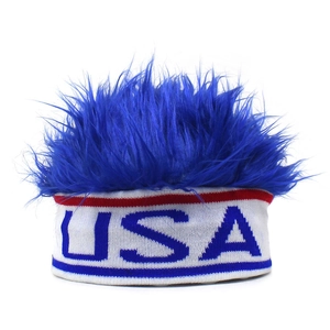 Dettaglio fascia per capelli con parrucca USA blu e fascia in maglia a righe colorate