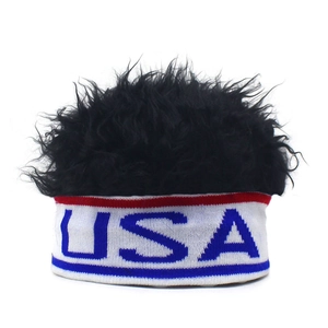 Dettaglio fascia in maglia USA con parrucca riccia nera integrata per tifosi di sport