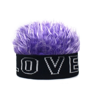 Détail d'un bonnet perruque en fausse fourrure violette avec bandeau tricoté texte LOVE