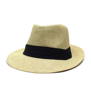 Chapeau fedora en paille à large bord avec ruban noir et texture tressée