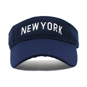 Primer plano del bordado blanco NEW YORK en una gorra de béisbol de sarga azul marino