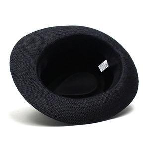 Détail de l'intérieur du chapeau de paille noir avec bandeau et étiquette 100% papier